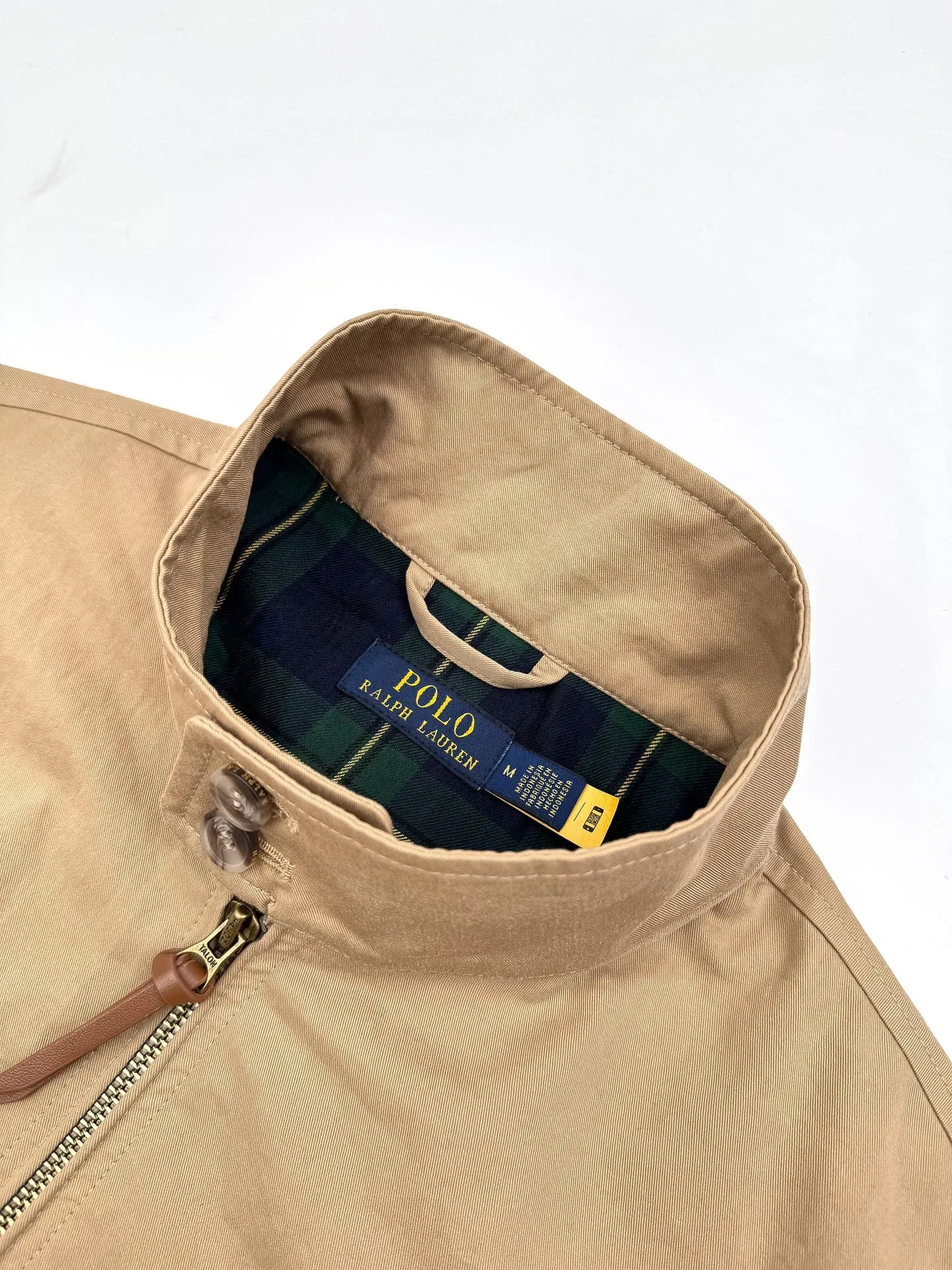 P520 Ralph Lauren embroidered zipper jacket. Customized elegant cotton fine twill fabric. Soft and silky. Comfortable against the skin. With khaki as the base color. Soft and unobtrusive. Just right to show a kind of restrained elegance. Exquisite pony logo embellished with it. Bringing an atmosphere of freedom and vitality. Injecting the soul charm of the brand. Simple and smooth lines outline a tall and straight figure. A unique and charming fashion masterpiece emerges. Process 1: Use imported machine embroidery process. Use advanced computer control systems and precision mechanical components to achieve the iconic pony embroidery operation with high precision and smooth and delicate lines. Process 2: Template machine bag opening. The preset template guides the position, shape and size of the bag opening. The accuracy ensures the quality of the bag opening effect. Process 3: Infrared positioning cutting bed uses infrared emitters and infrared receivers to achieve precise positioning of materials. The accuracy can reach the micron level, thereby meeting the effect of high-precision cutting of plaid alignment. Process 4: The fabrics are washed. Better hand feel, not easy to deform, not easy to shrink, not easy to fade, maintains long-term beauty. Accessories: Customized 1:1 Ralph Lauren horn buckle, Customized 1:1 Ralph Lauren zipper, Customized 1:1 leather lanyard, Customized 1:1 Ralph Lauren trademark. Version: Loose version. Size: S M L XL